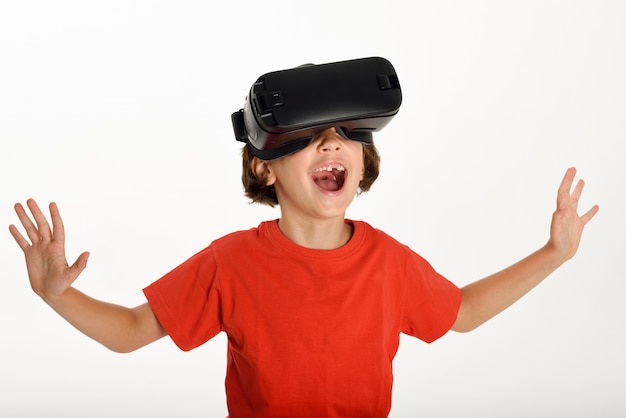 Petite fille regardant des lunettes VR et gesticulant avec ses mains.