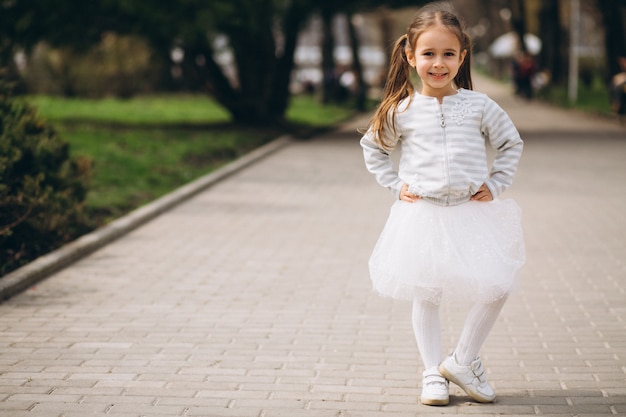 Petite fille en robe dans le parc