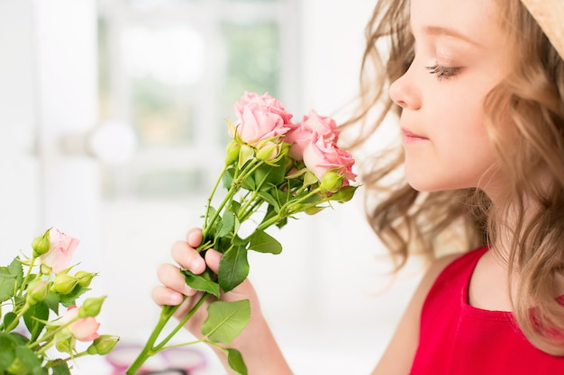 Une petite fille avec des roses