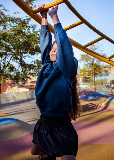 Petite fille s'amusant sur l'aire de jeux