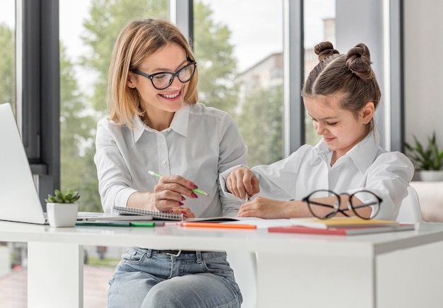 Petite fille scolarisée à la maison en quarantaine