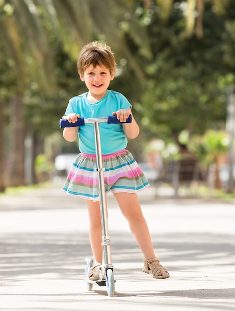 Petite fille avec scooter