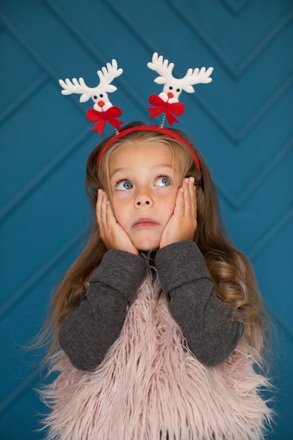 Petite fille se demandant et levant les yeux