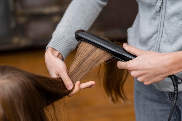 Petite fille se lissant les cheveux