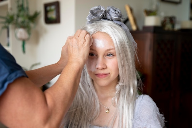 Petite fille se préparant pour Halloween avec un costume de fantôme