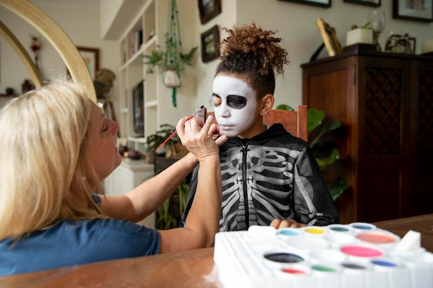 Petite fille se préparant pour Halloween avec un costume de squelette
