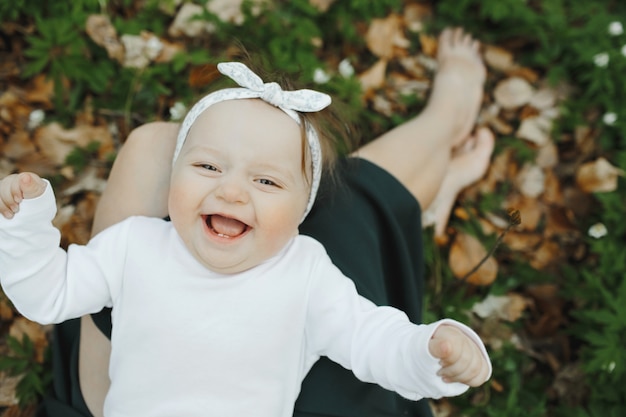 Petite fille se réjouit dans les bras de sa mère