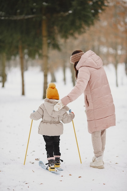 Petite fille ski de fond avec sa mère