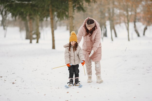 Petite fille ski de fond avec sa mère