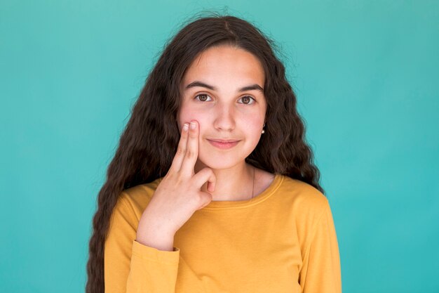 Petite fille souriante en regardant la caméra