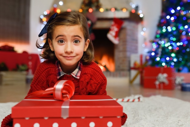 Petite fille souriante