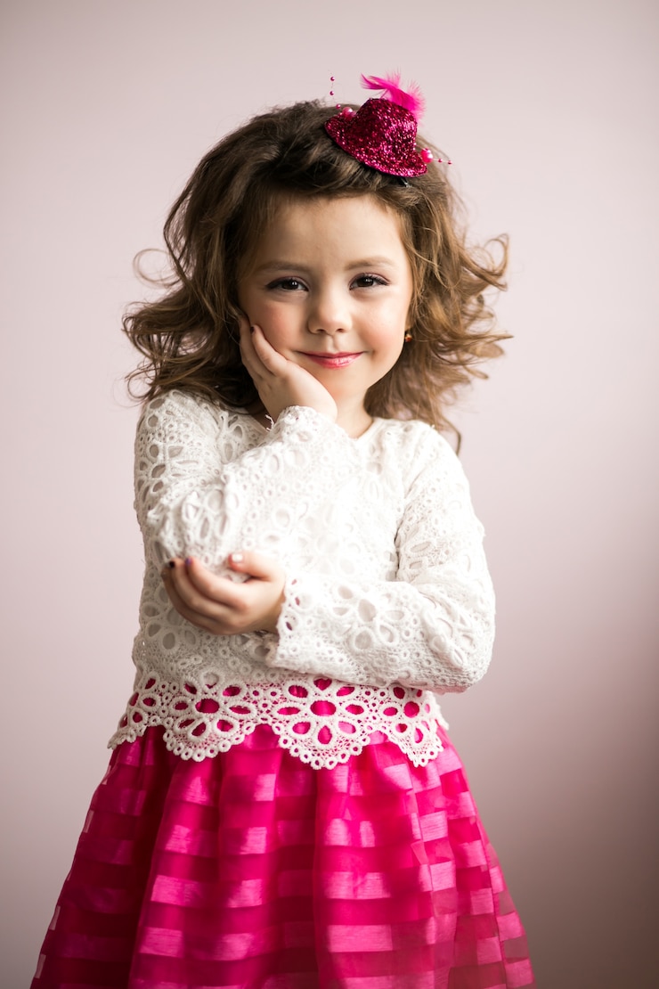 Photo gratuit petite fille en studio