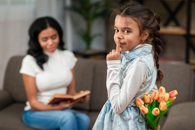 Petite fille, surprenant, maman, à, fleurs