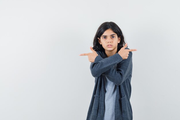 Petite fille en t-shirt, veste pointant vers l'extérieur et à la peur