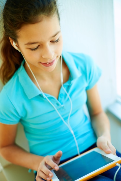 Petite fille avec une tablette