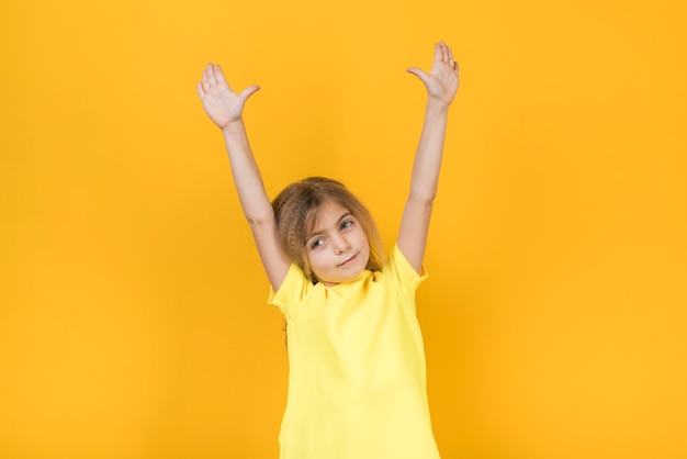 Petite fille tenant les mains en l&#39;air