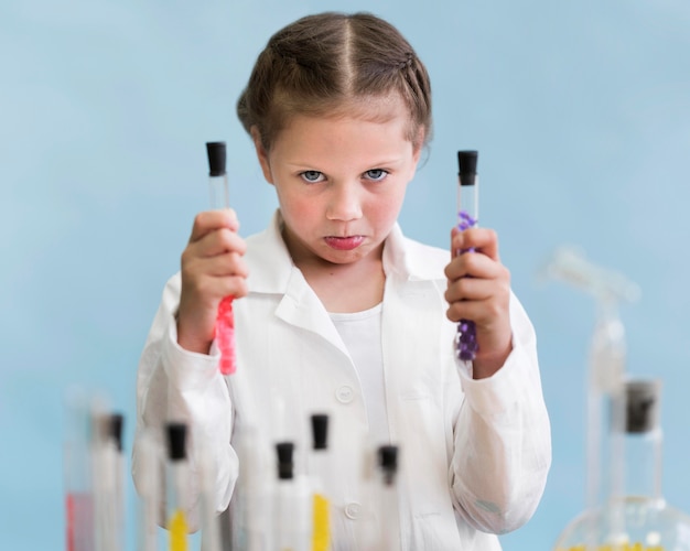 Petite fille avec des tubes d'expérience