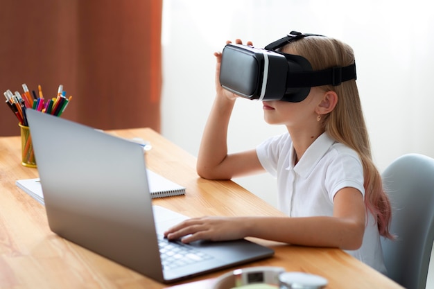 Petite fille utilisant des lunettes de réalité virtuelle