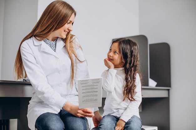 Photo gratuite petite fille vérifiant sa vue au centre d'ophtalmologie