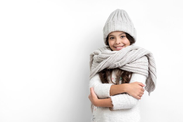 Petite fille vêtue de vêtements de saison