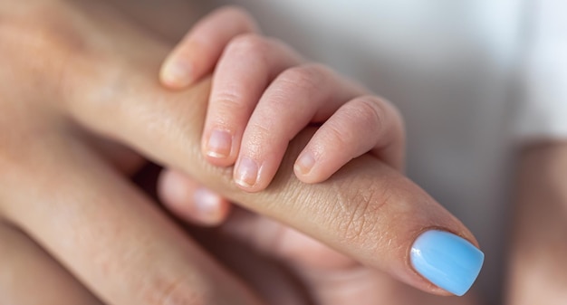 Photo gratuite la petite main d'un nouveau-né tient le doigt de la mère