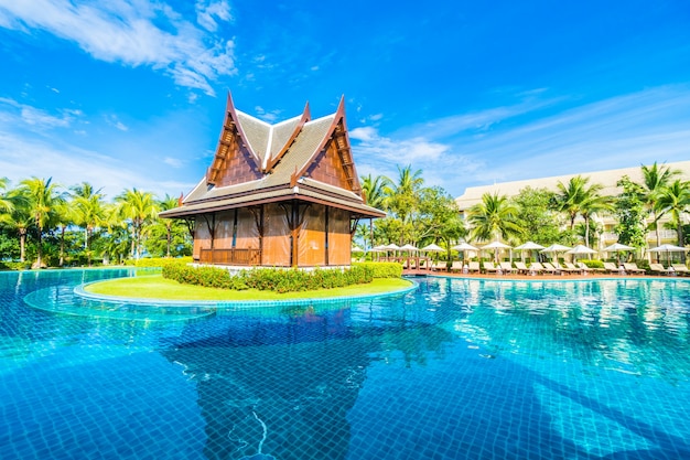 Petite maison au milieu de la piscine