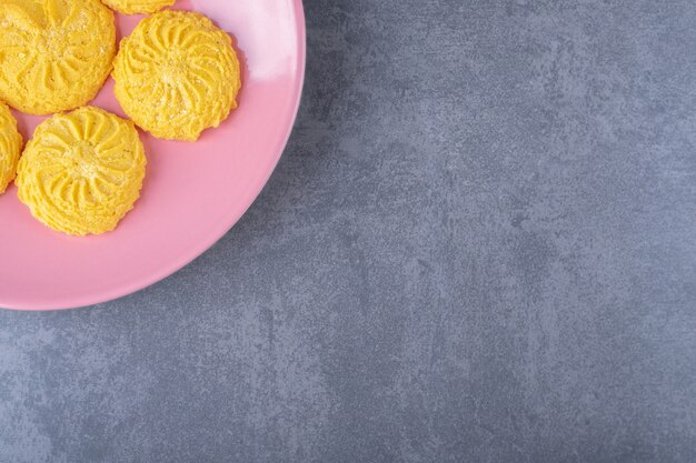 Une petite portion de biscuit sur une assiette