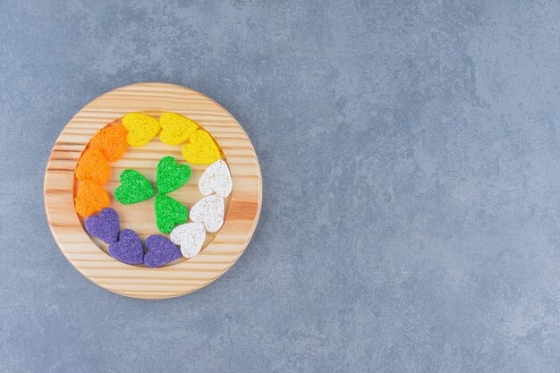 Une petite portion de biscuits, sur le fond de marbre.