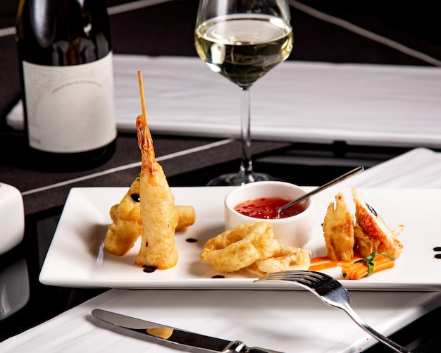 Petite portion de entrée de fruits de mer avec calamars croustillants aux crevettes frites et sauce chili douce