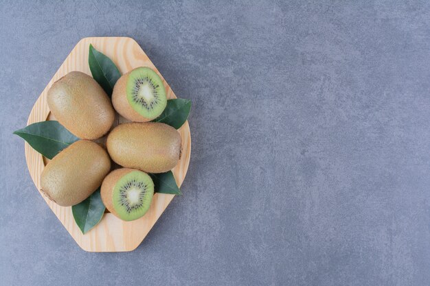 Une petite portion de kiwis sur une table en marbre.