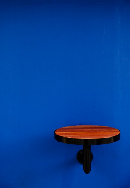 Petite table sur un mur bleu