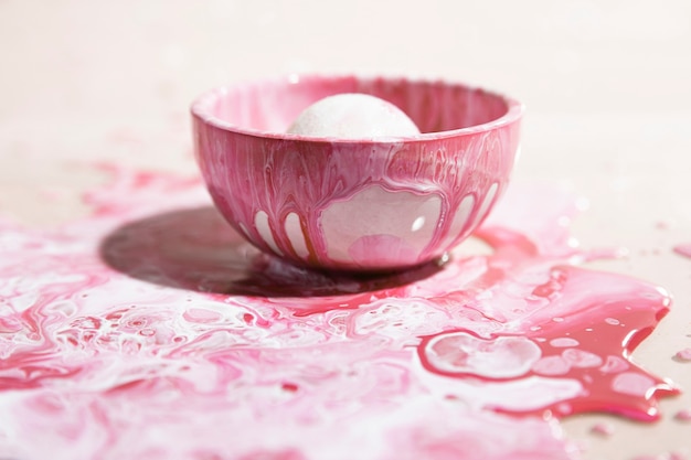 Petite tasse avec abstrait peinture rose