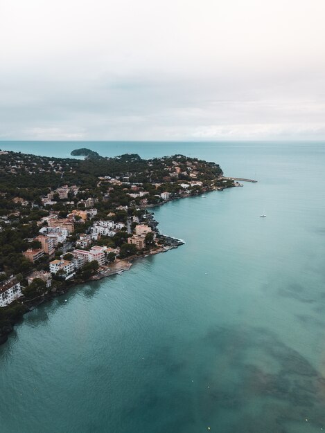 Petite ville située sur la côte de la mer