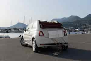 Photo gratuite petite voiture juste mariée sur le port