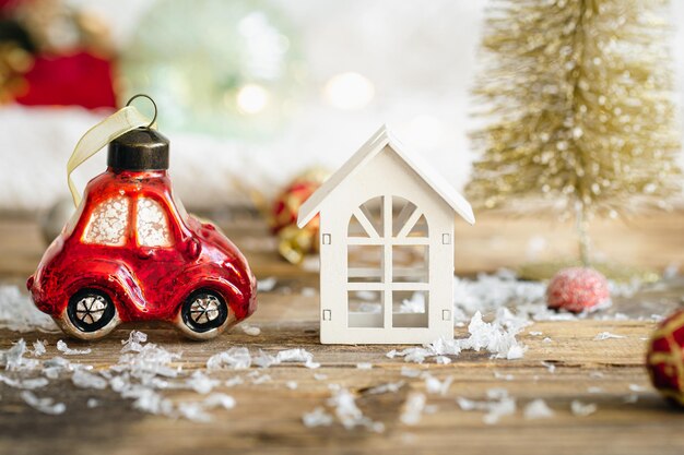 Petite voiture de Noël et détails du décor de Noël sur un arrière-plan flou