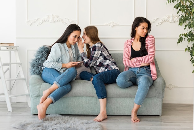 Petites amies bavarder à la maison