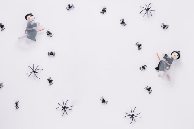 Petites araignées et sorcières décoratives posées en cercle