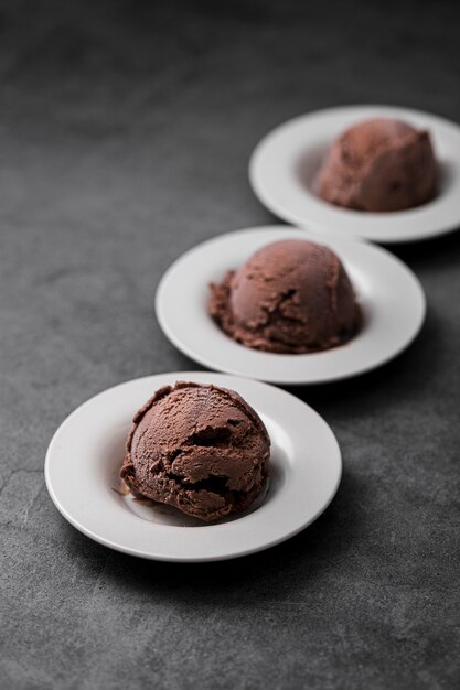 Petites assiettes à angle élevé avec de la glace alignée sur la table