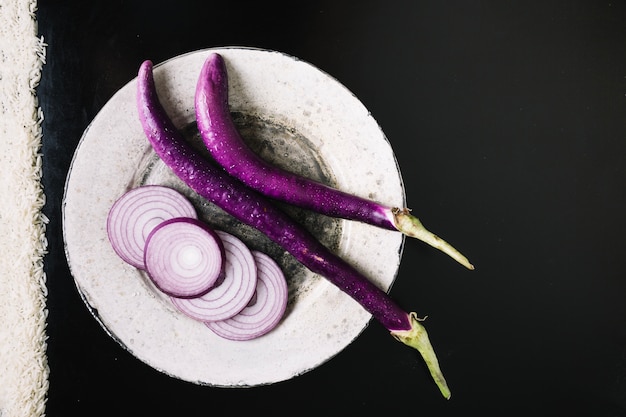 Petites aubergines et oignons émincés