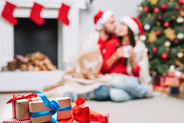 Petites boîtes à cadeaux près du couple