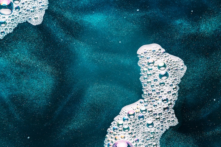 Photo gratuit petites bulles sur l&#39;eau colorée