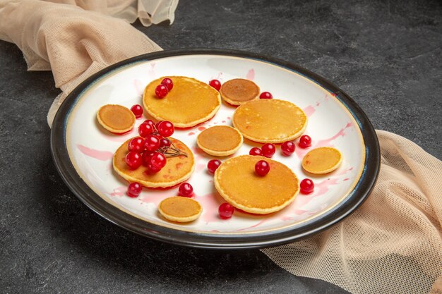 petites crêpes aux fruits rouges sur gris foncé