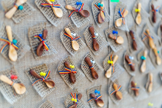 Petites cuillères en bois faites à la main au musée du village de Bucarest Roumanie