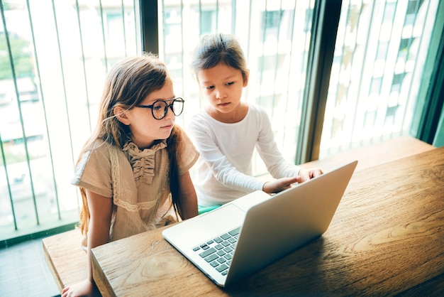 Photo gratuite petites filles à l'aide d'ordinateur concept