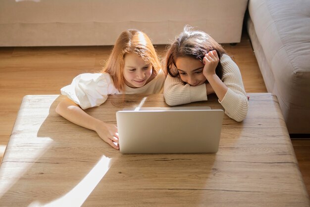 Petites filles en quarantaine regardant une vidéo
