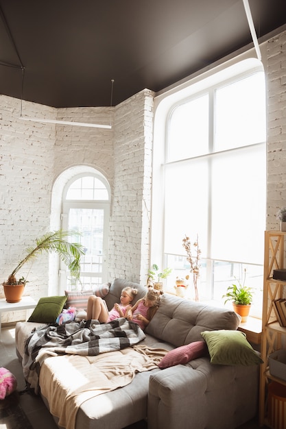 Photo gratuite petites filles tranquilles se réveillant dans une chambre en pyjama mignon, style maison et confort