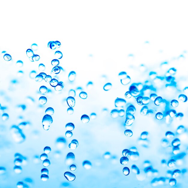 Les petites gouttes d&#39;eau dans un verre