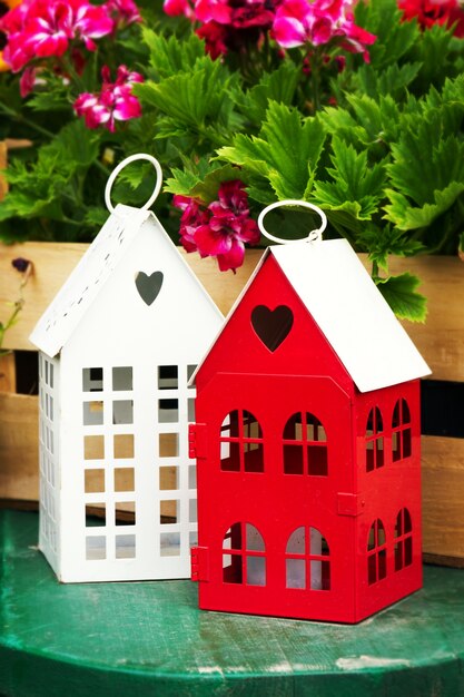 Petites maisons de jardin mignonnes avec des formes en forme de coeur dans un jardin avec