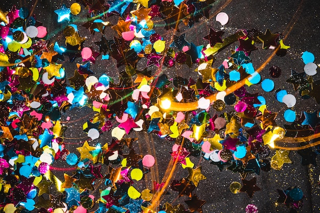 Petites paillettes dispersées sur une table sombre