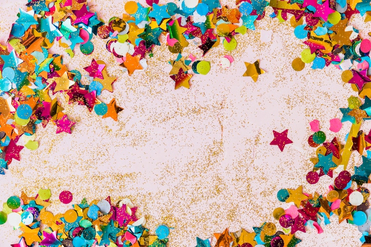 Photo gratuit petites paillettes dispersées sur la table